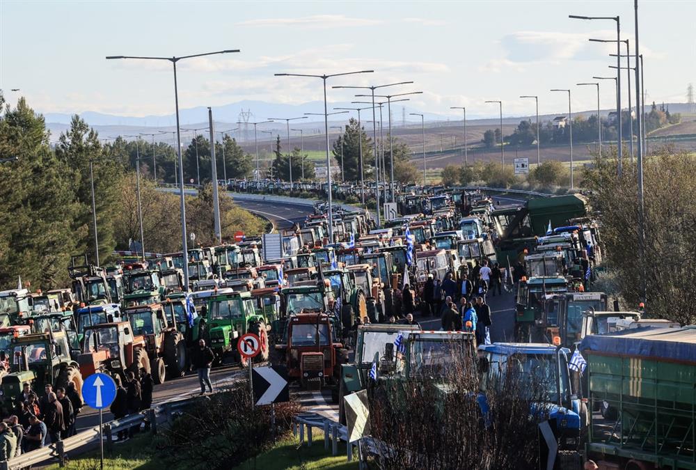 Ενισχυμένα και δυναμικά τα αγροτικά μπλόκα: Αποφασισμένοι οι αγρότες σε όλη τη χώρα