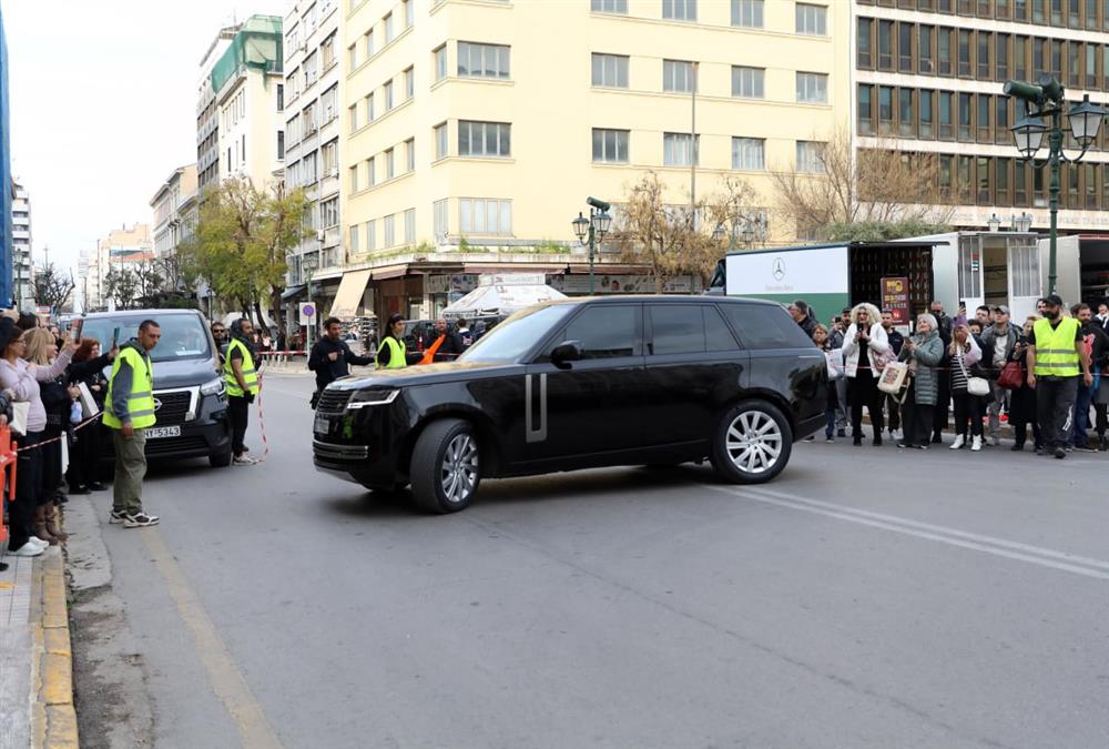 Η αποθέωση για τον Μπραντ Πιτ στην πλατεία Κοτζιά και το «hello guys» του διάσημου ηθοποιού