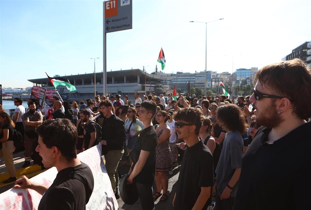 «Είναι ανεπιθύμητοι»: Συγκέντρωση διαμαρτυρίας στον Πειραιά κατά της άφιξης του «Crown Iris