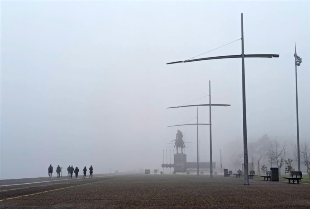 Πέπλο ομίχλης κάλυψε τη Θεσσαλονίκη - Εντυπωσιακές εικόνες