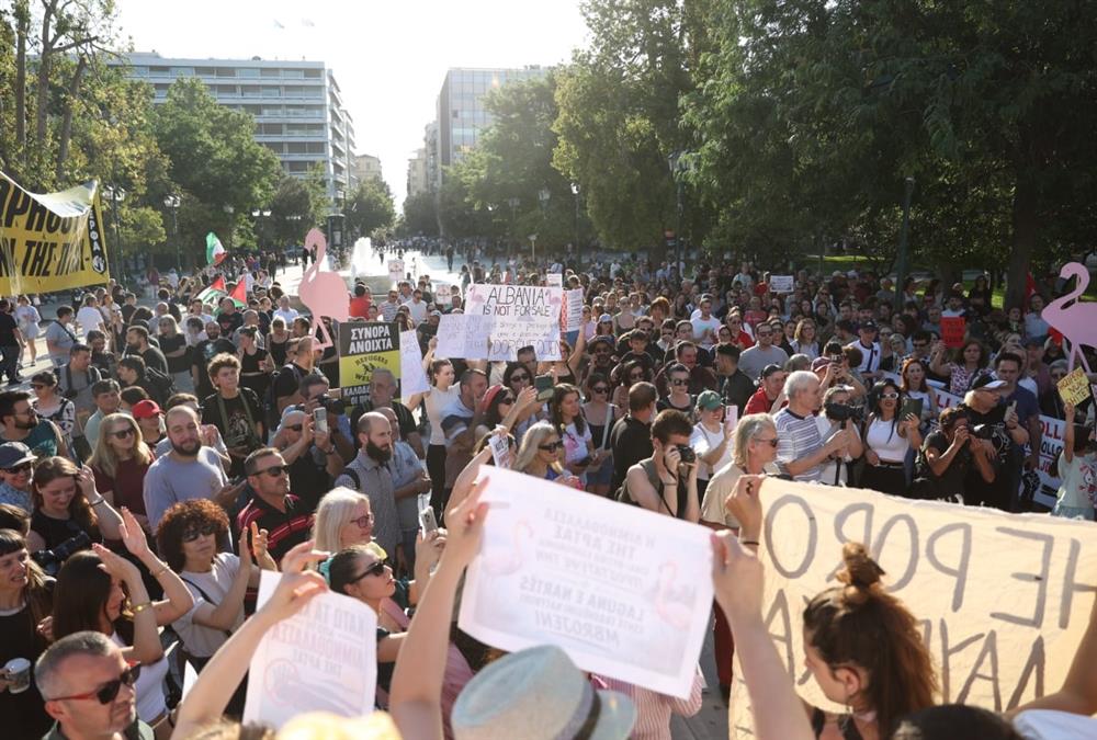 «Ξεπουλάνε τη γη μας στους ολιγάρχες»: Δυναμική διαμαρτυρία στο Σύνταγμα για το mega resort του Κούσνερ