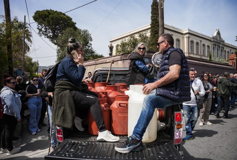 Οργισμένοι κτηνοτρόφοι απέκλεισαν το λιμάνι της Μυτιλήνης και έριξαν γάλα