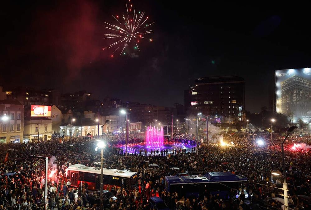 Πάρτι μέχρι το πρωί στη Σερβία για το «τέλος» του Βούτσιτς