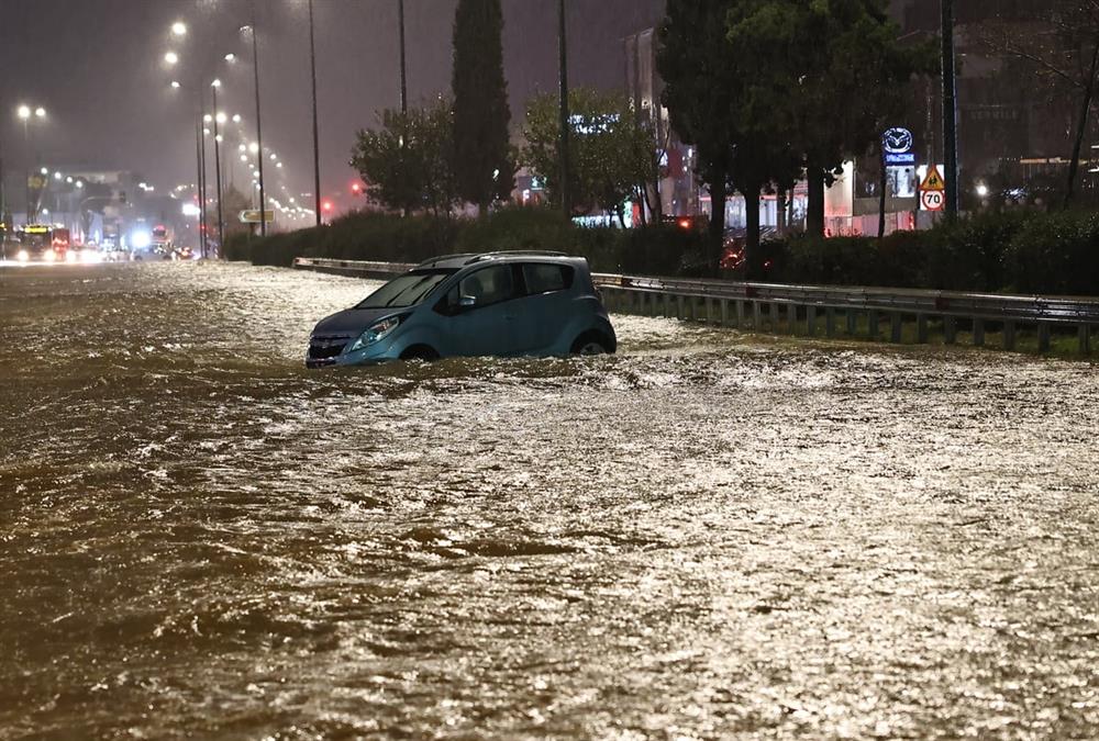 Εικόνες αποκάλυψης μετά το πέρασμα της κακοκαιρίας στην Αττική