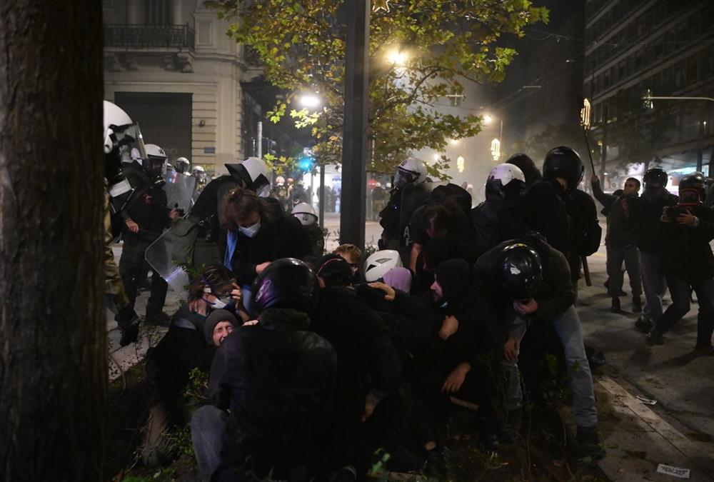 Όργιο αστυνομικής βίας σε άλλη μια πορεία για τον Αλέξη - Κι όμως, κόσμος έσπασε τον αποκλεισμό και τραγούδησε στο μνημείο