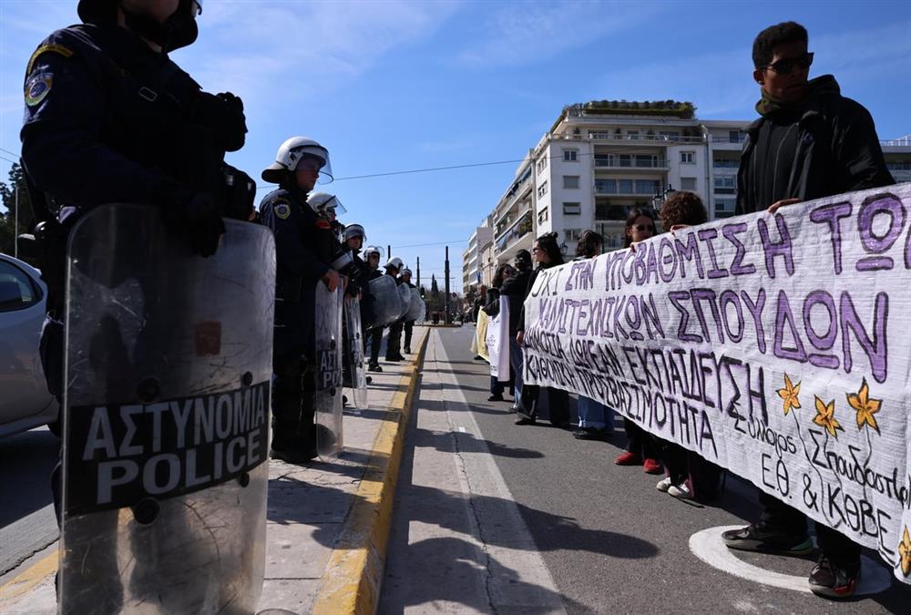 «Αυτό δεν είναι πανεπιστήμιο, είναι βαφτίσια»: Η ξεχωριστή συγκέντρωση διαμαρτυρίας καλλιτεχνών στο Σύνταγμα