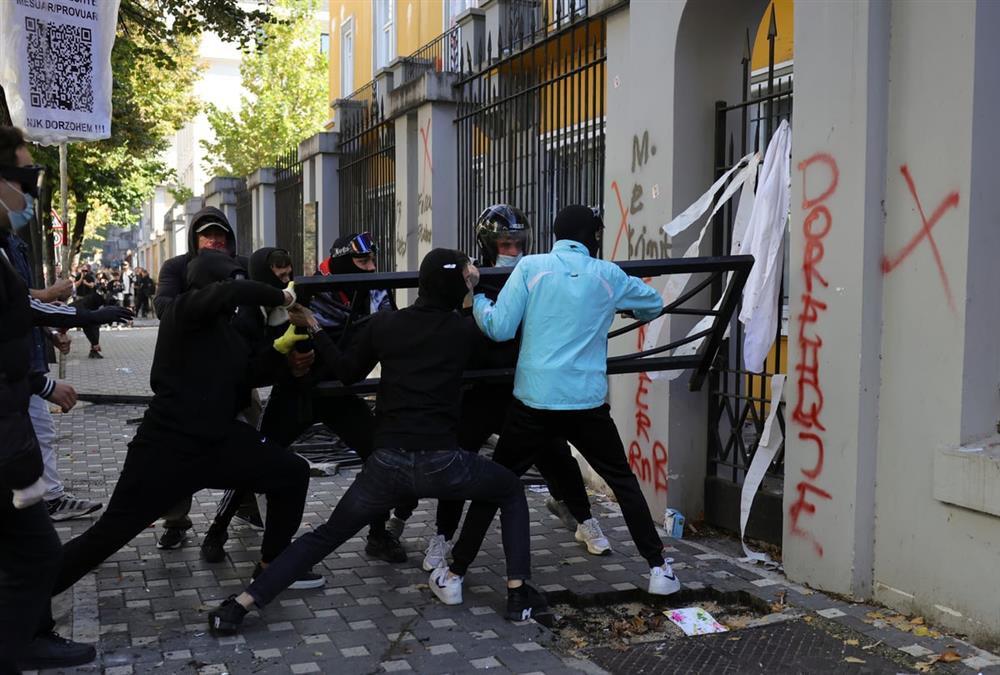 Γιατί «φλέγονται» ξανά τα Τίρανα: Οι ογκώδεις διαδηλώσεις, τα επεισόδια και το «όχι» Ράμα σε παραίτηση (AP)