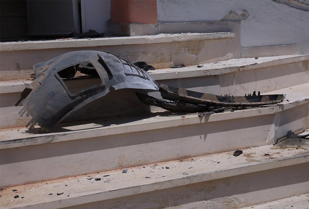 Απίστευτες εικόνες στην Ηλιούπολη - Φορτηγό έπεσε σε κολώνα, καταπλάκωσε τέσσερα ΙΧ, έσπασε εισόδους