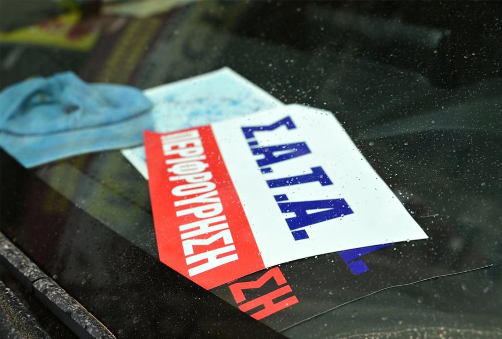 Στους δρόμους της Αθήνας οι οδηγοί ταξί - Καπνογόνα και συνθήματα έξω από τη Βουλή