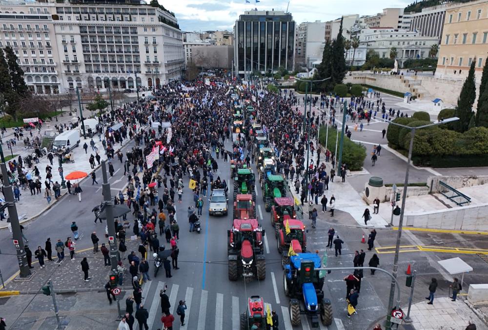 Απόβαση των αγροτών με τρακτέρ στο Σύνταγμα - «No farmers, no life»
