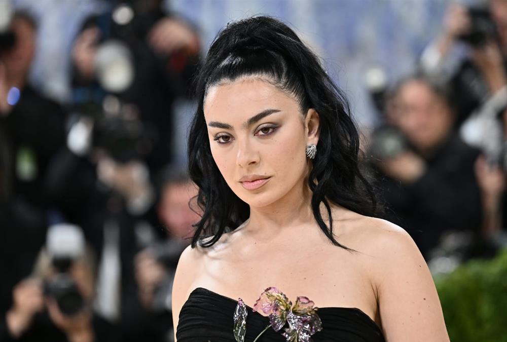 Met Gala 2026: Λάμψη, προκλήσεις και εντυπωσιακές επιστροφές στο κόκκινο χαλί