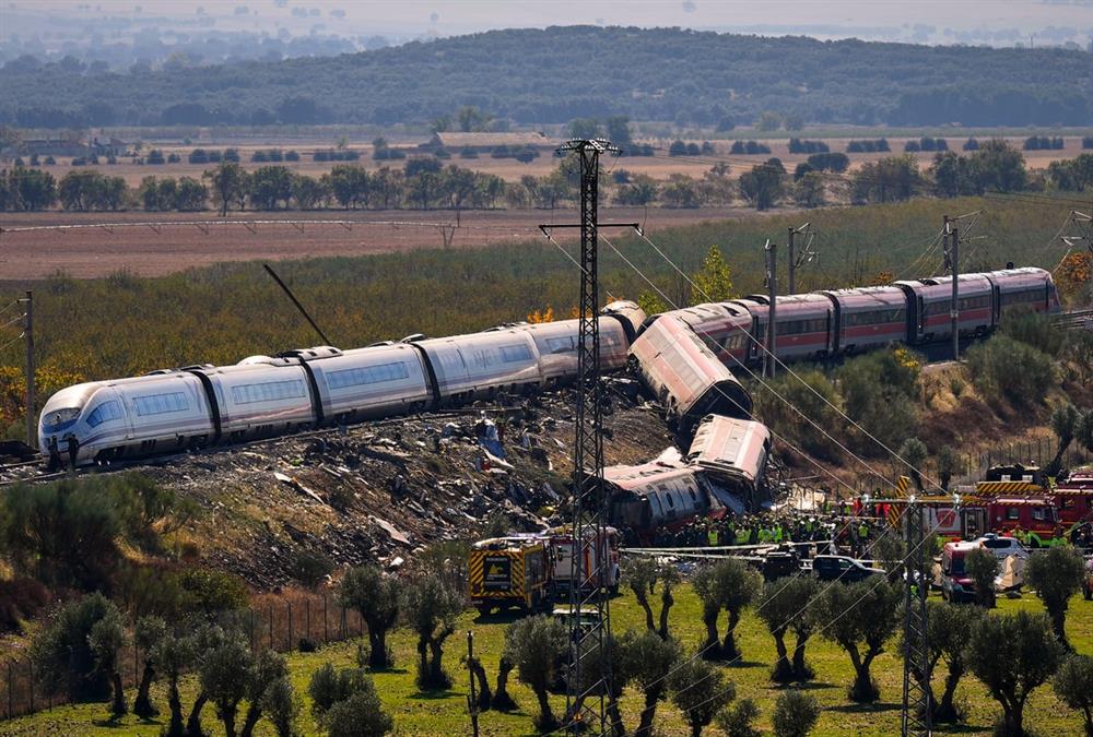 Απέραντη θλίψη στην Ισπανία μετά το πολύνεκρο σιδηροδρομικό δυστύχημα