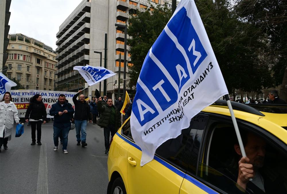 Στους δρόμους της Αθήνας οι οδηγοί ταξί - Καπνογόνα και συνθήματα έξω από τη Βουλή