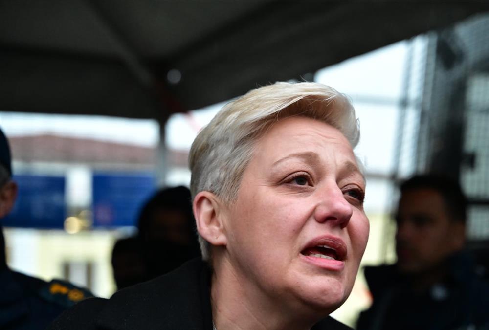 Οργή, ένταση και βαριές καταγγελίες συγγενών στη δεύτερη συνεδρίαση της δίκης των Τεμπών