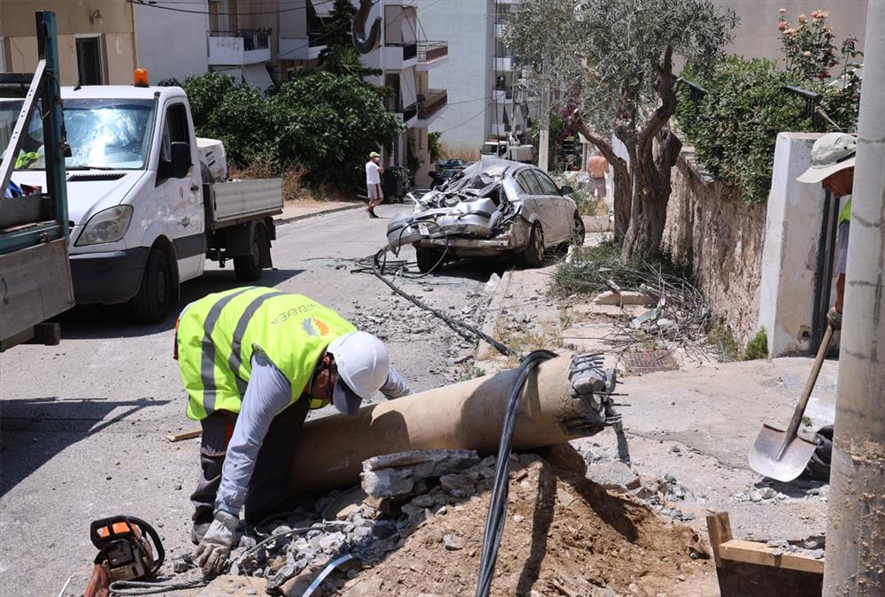 Απίστευτες εικόνες στην Ηλιούπολη - Φορτηγό έπεσε σε κολώνα, καταπλάκωσε τέσσερα ΙΧ, έσπασε εισόδους