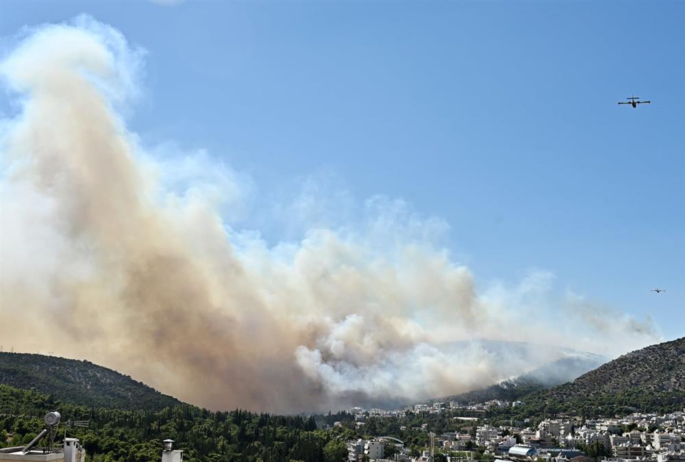Μεγάλη φωτιά στο Ποικίλο Όρος - Εκκενώσεις σε Αφαία, Άνω Δάσος Χαϊδαρίου και Δαφνί