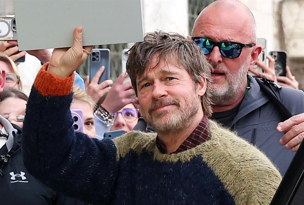 Η αποθέωση για τον Μπραντ Πιτ στην πλατεία Κοτζιά και το «hello guys» του διάσημου ηθοποιού