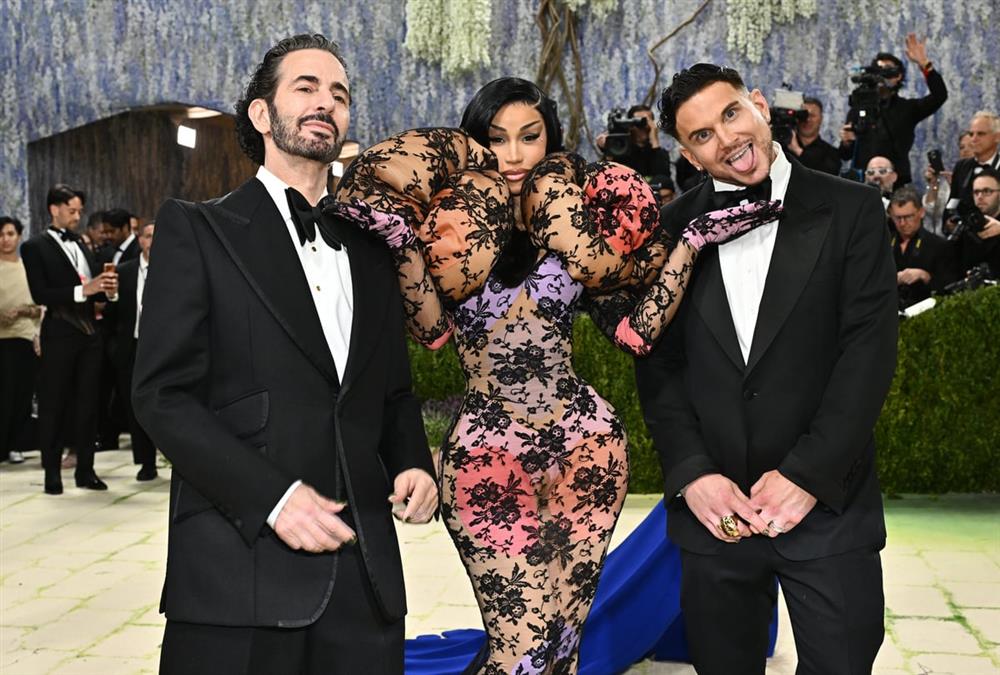 Met Gala 2026: Λάμψη, προκλήσεις και εντυπωσιακές επιστροφές στο κόκκινο χαλί