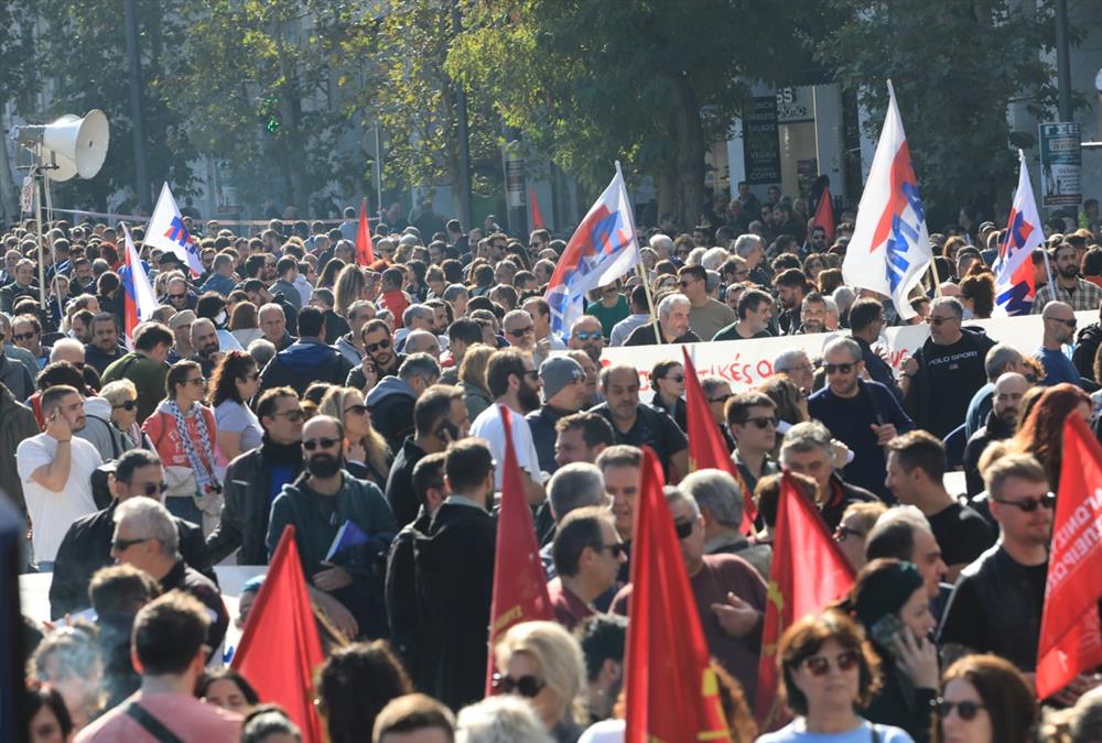 Κοσμοσυρροή στην πλατεία Συντάγματος - Εκατοντάδες εργαζόμενοι πορεύτηκαν ζητώντας καλύτερους μισθούς