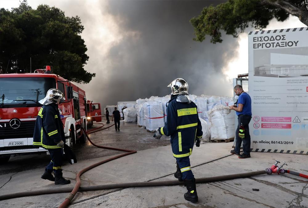 Χάος μετά την έκρηξη και τη φωτιά σε εργοστάσιο στην κάτω Κηφισιά