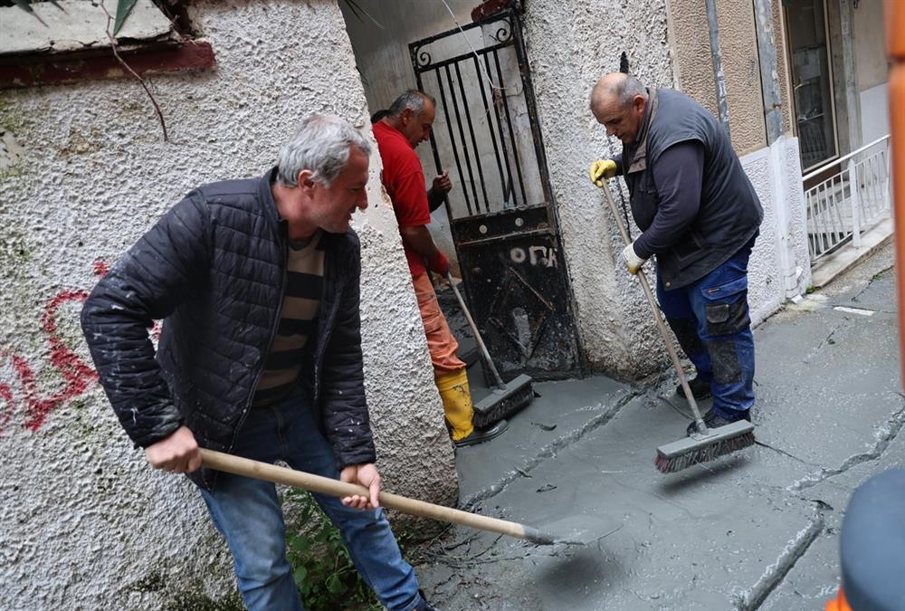 Κυψέλη: Γέμισε ο δρόμος με υγρό τσιμέντο – Πρωτοφανείς εικόνες