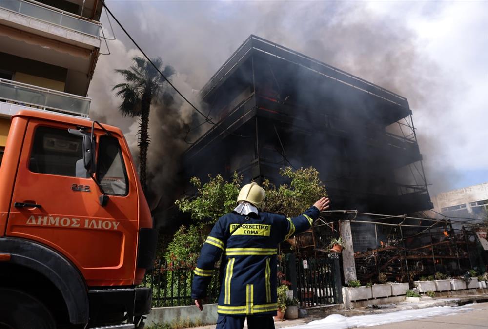 Τεράστια καταστροφή μετά τη φωτιά σε κατάστημα με ανταλλακτικά στο Ίλιον - Κάηκαν διαμερίσματα