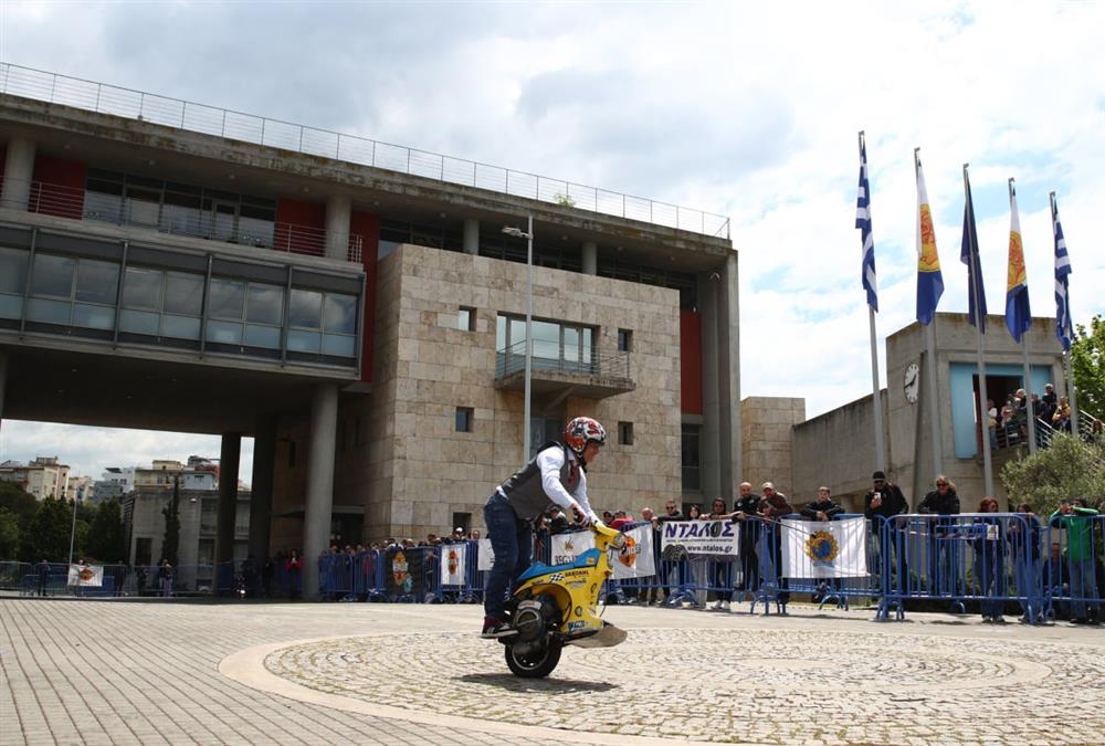 Απίθανο σόου με ακροβατικά σε βέσπα ενθουσίασε τη Θεσσαλονίκη