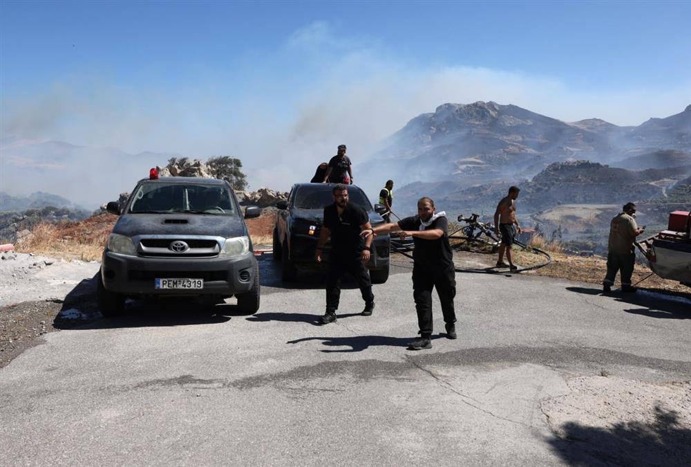 Δύσκολες ώρες στο Ρέθυμνο από τη μεγάλη φωτιά: Τραυματίστηκε ηλικιωμένος, αδύνατες οι ρίψεις νερού