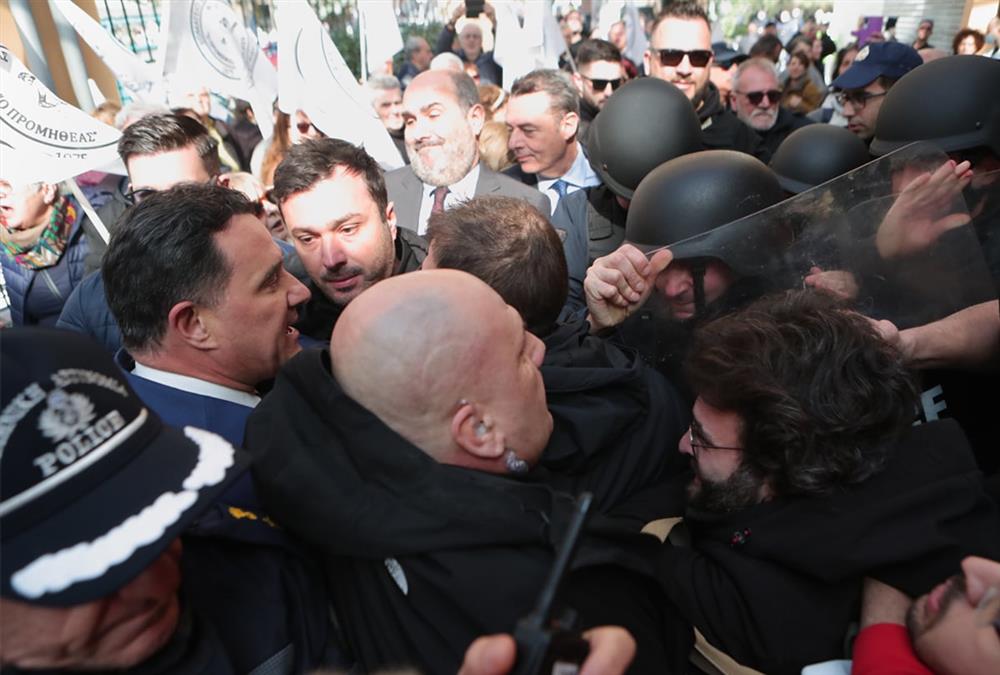 Μεγάλη ένταση στο νοσοκομείο Νίκαιας - Οργή υγειονομικών στην επίσκεψη Γεωργιάδη