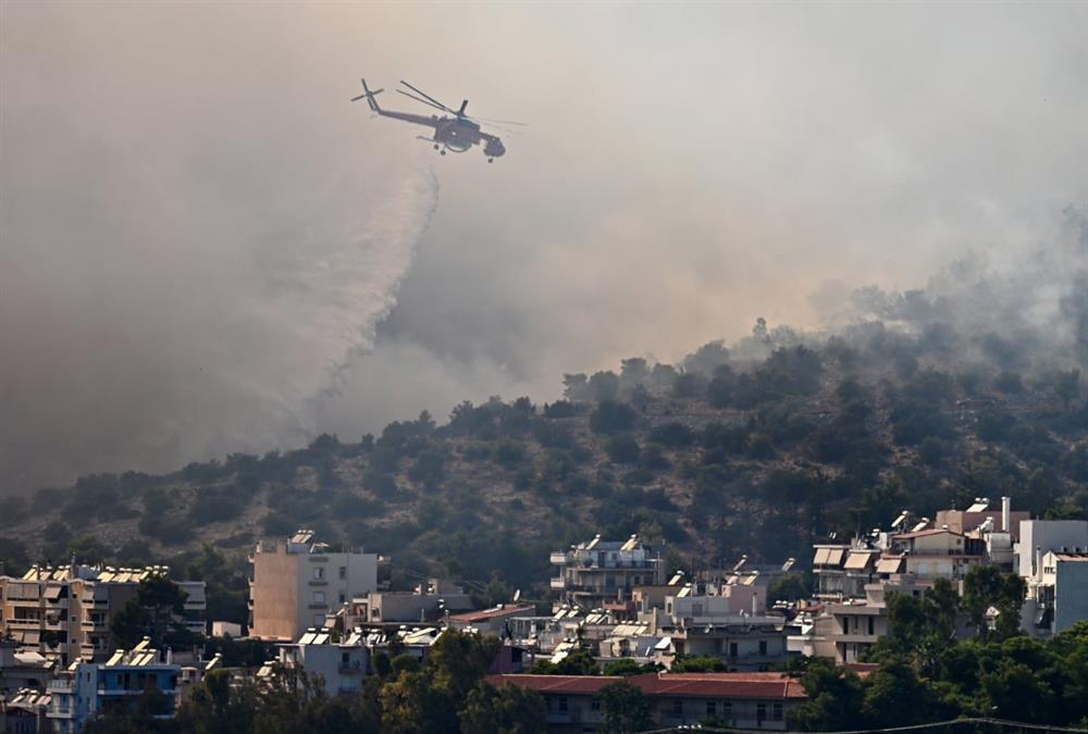 Μεγάλη φωτιά στο Ποικίλο Όρος - Εκκενώσεις σε Αφαία, Άνω Δάσος Χαϊδαρίου και Δαφνί