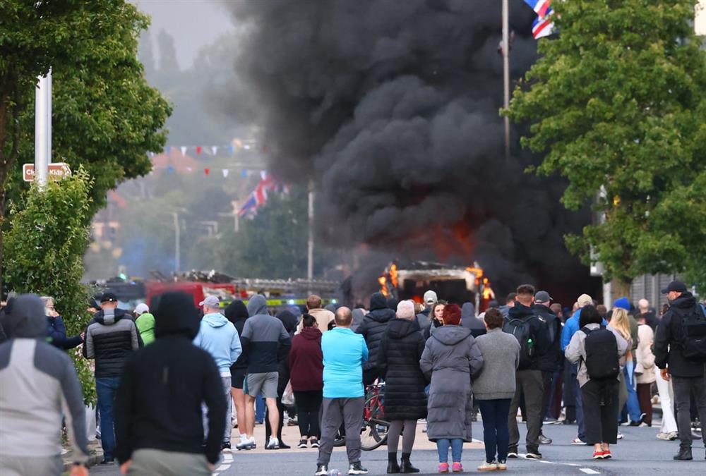 Χάος στο Μπέλφαστ μετά την επίθεση σε 40χρονο - Φωτιές σε σπίτια μεταναστών