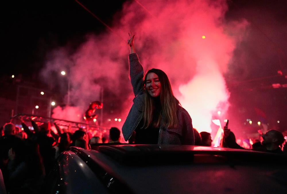 Πάρτι μέχρι το πρωί στη Σερβία για το «τέλος» του Βούτσιτς