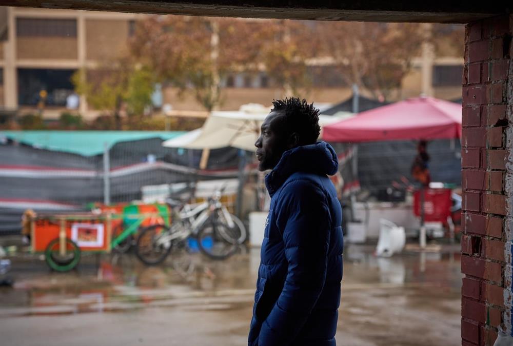 Ισπανία: Εκατοντάδες μετανάστες εκδιώχθηκαν από πρώην λύκειο όπου είχαν βρει καταφύγιο - «Δεν ξέρουμε πού να πάμε» (AP)