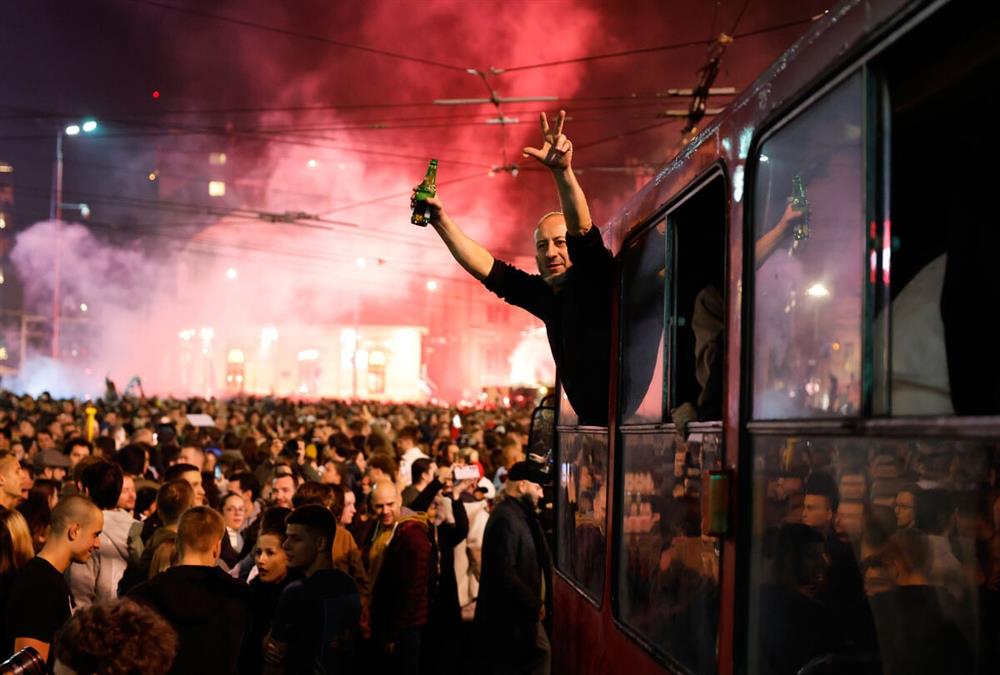 Πάρτι μέχρι το πρωί στη Σερβία για το «τέλος» του Βούτσιτς