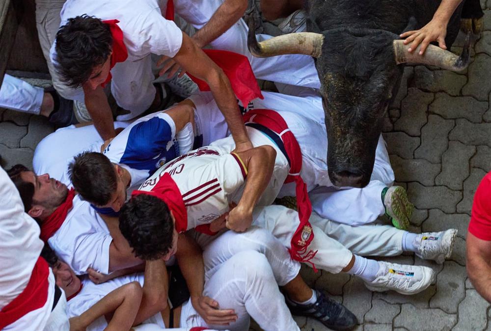 Πανικός σε φεστιβάλ στην Παμπλόνα - Ταύρος κάρφωσε δρομέα στο πρόσωπο