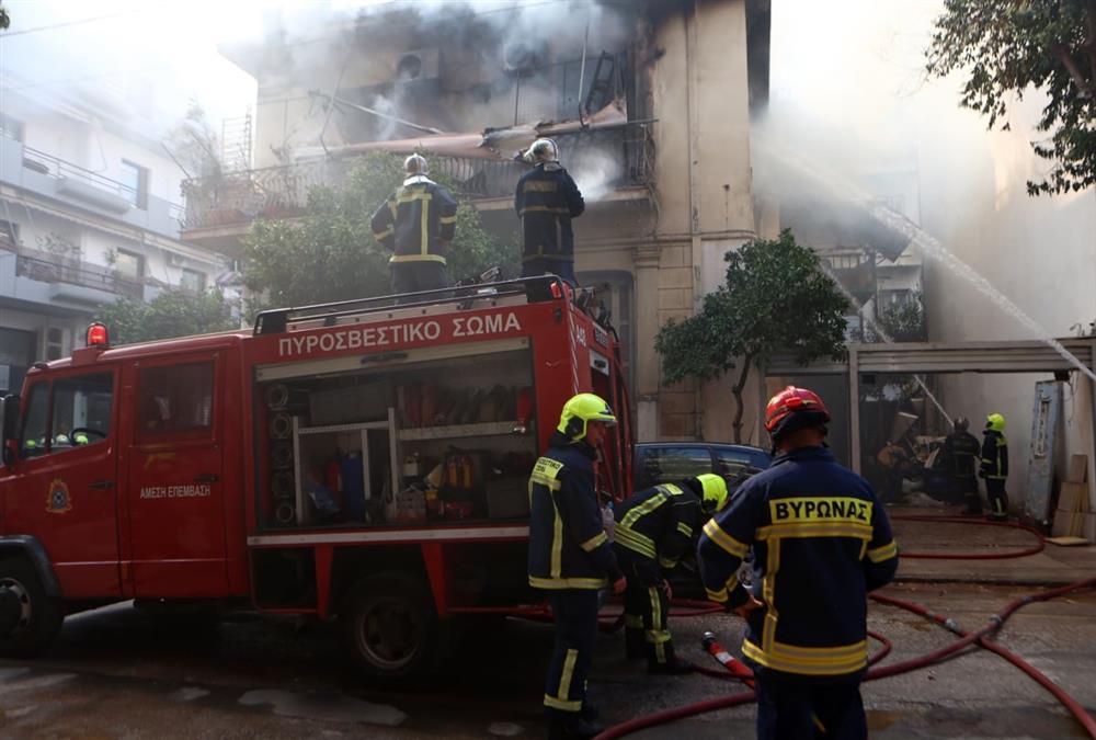 Συγκλονιστικές εικόνες από τη μεγάλη φωτιά σε διώροφο κτίριο στην Καλλιθέα