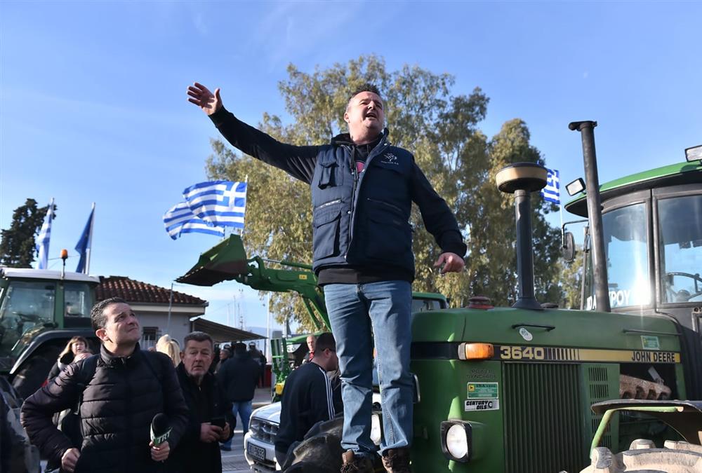 Αγροτικός ξεσηκωμός σε όλη τη χώρα - Επεκτείνονται τα μπλόκα, μεγαλώνει η ένταση