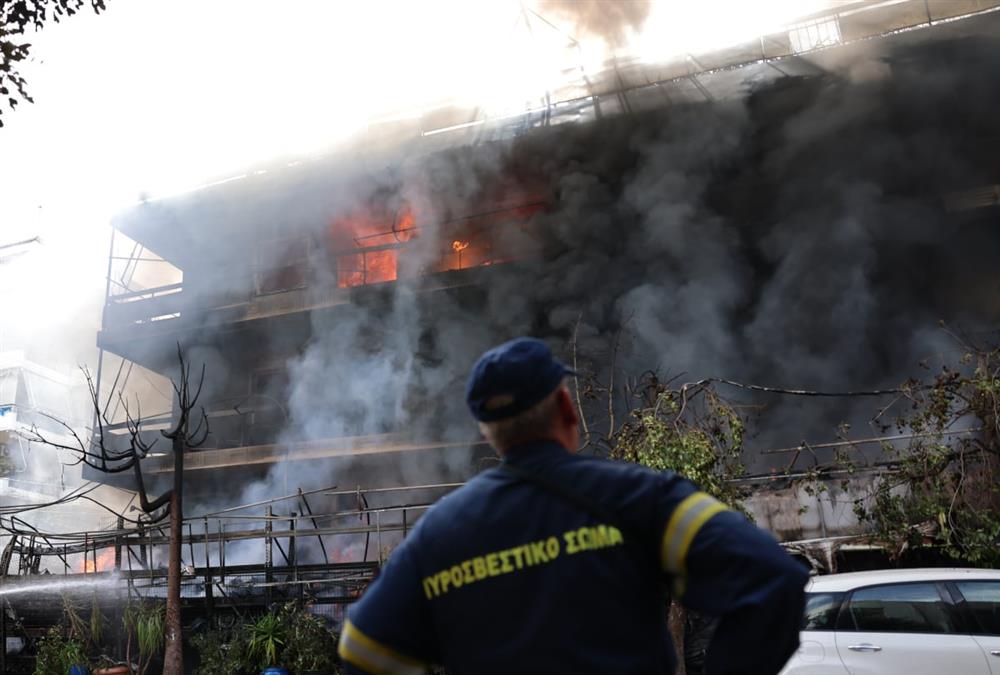 Τεράστια καταστροφή μετά τη φωτιά σε κατάστημα με ανταλλακτικά στο Ίλιον - Κάηκαν διαμερίσματα
