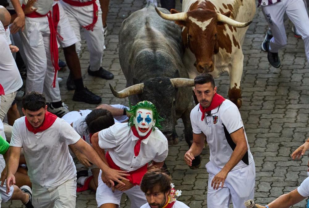 Πανικός σε φεστιβάλ στην Παμπλόνα - Ταύρος κάρφωσε δρομέα στο πρόσωπο