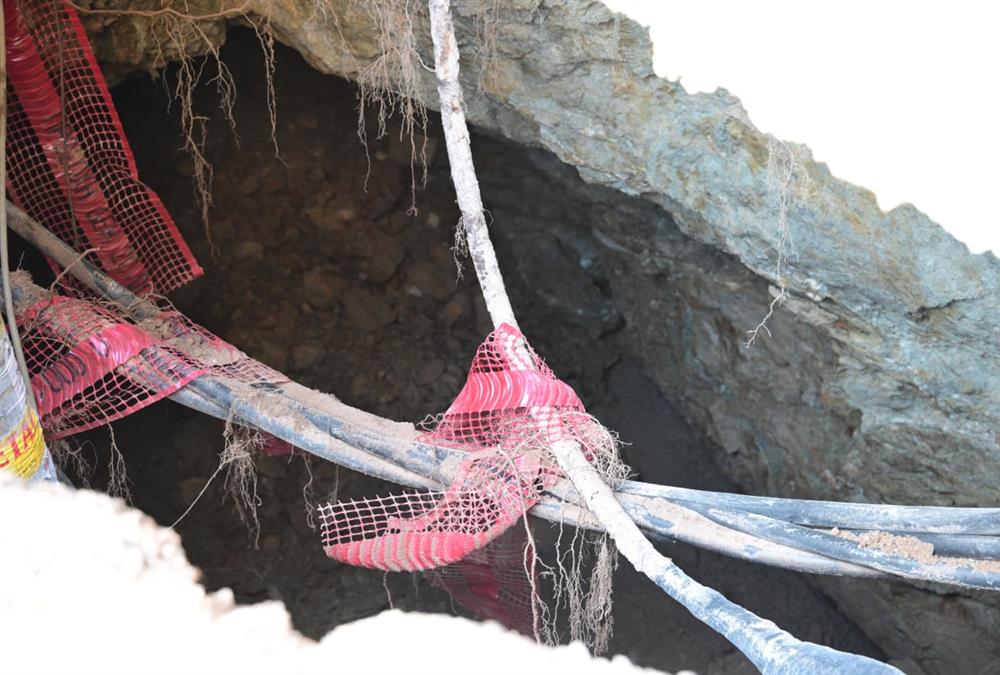 Πανικός στη Βασιλέως Γεωργίου: Άνοιξε τρύπα στο έδαφος και «κατάπιε» κολώνα