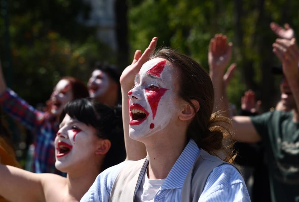 «Αυτό δεν είναι πανεπιστήμιο, είναι βαφτίσια»: Η ξεχωριστή συγκέντρωση διαμαρτυρίας καλλιτεχνών στο Σύνταγμα