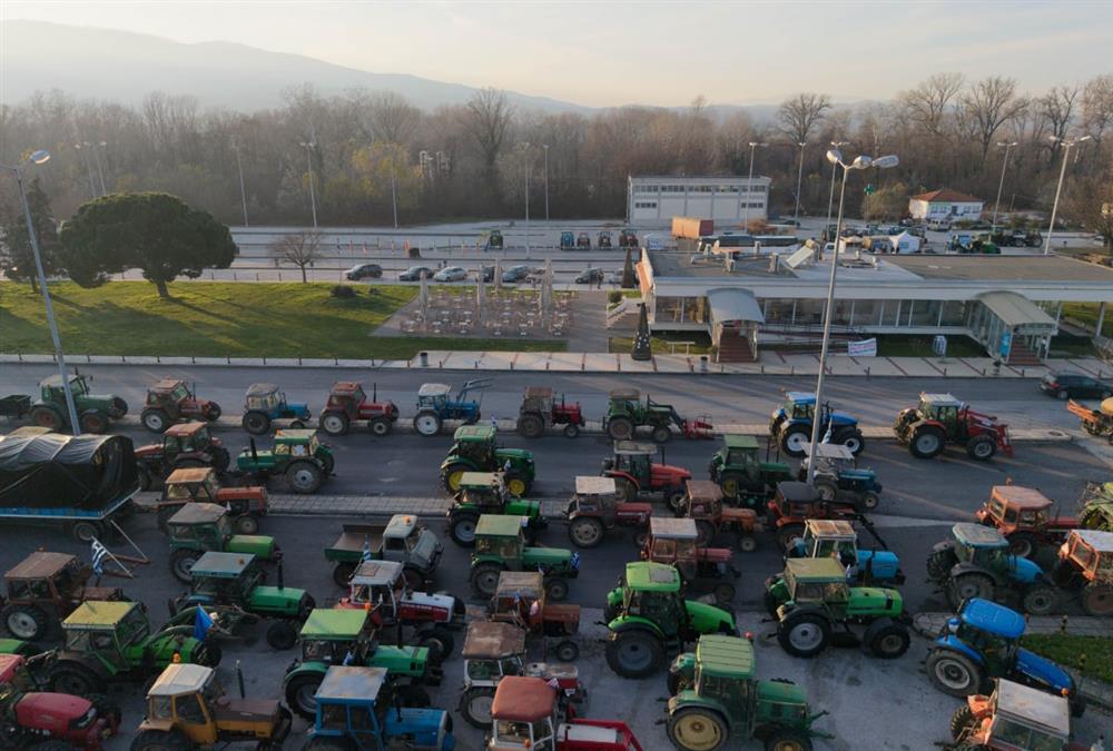Πολύωροι αποκλεισμοί των αγροτών σε τελωνεία και δρόμους - Γέμισε εκατοντάδες τρακτέρ ο Προμαχώνας