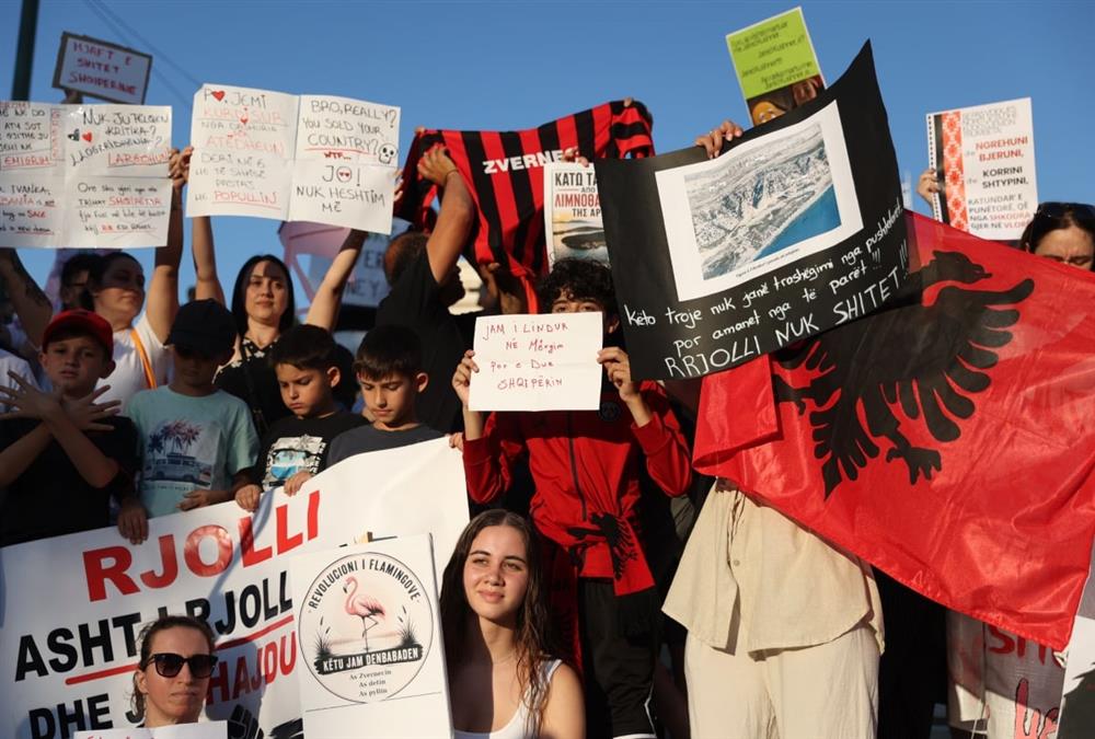 «Ξεπουλάνε τη γη μας στους ολιγάρχες»: Δυναμική διαμαρτυρία στο Σύνταγμα για το mega resort του Κούσνερ