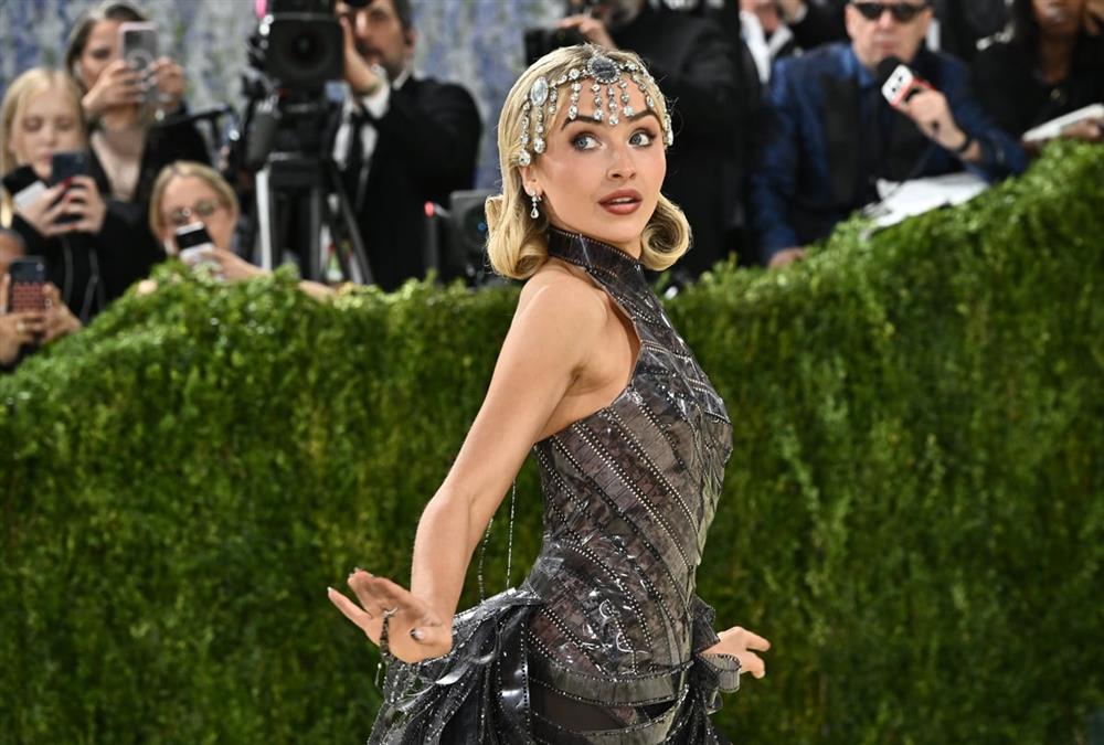 Met Gala 2026: Λάμψη, προκλήσεις και εντυπωσιακές επιστροφές στο κόκκινο χαλί