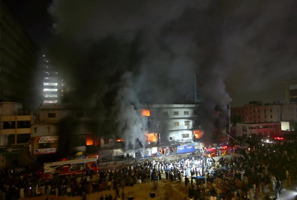 Έξι νεκροί από τεράστια πυρκαγιά σε μεγάλο εμπορικό κέντρο στο Πακιστάν - Εικόνες καταστροφής