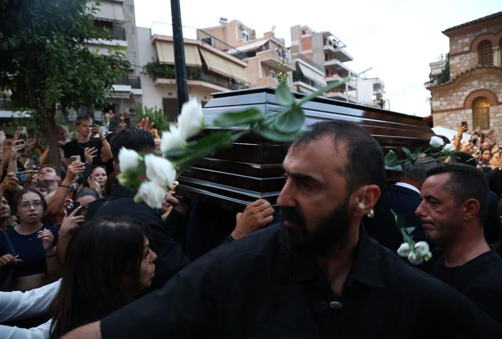 Λαοθάλασσα, τραγούδια, κλάματα και λουλούδια στη λαϊκή αγρυπνία για τον Γιώργο Μαζωνάκη στη Νίκαια
