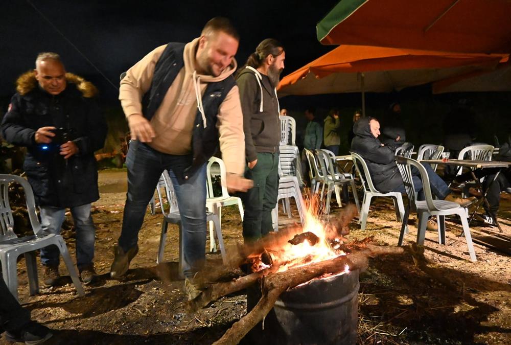 Ρεβεγιόν στα μπλόκα: Συνεχίζουν τον αγώνα οι αγρότες