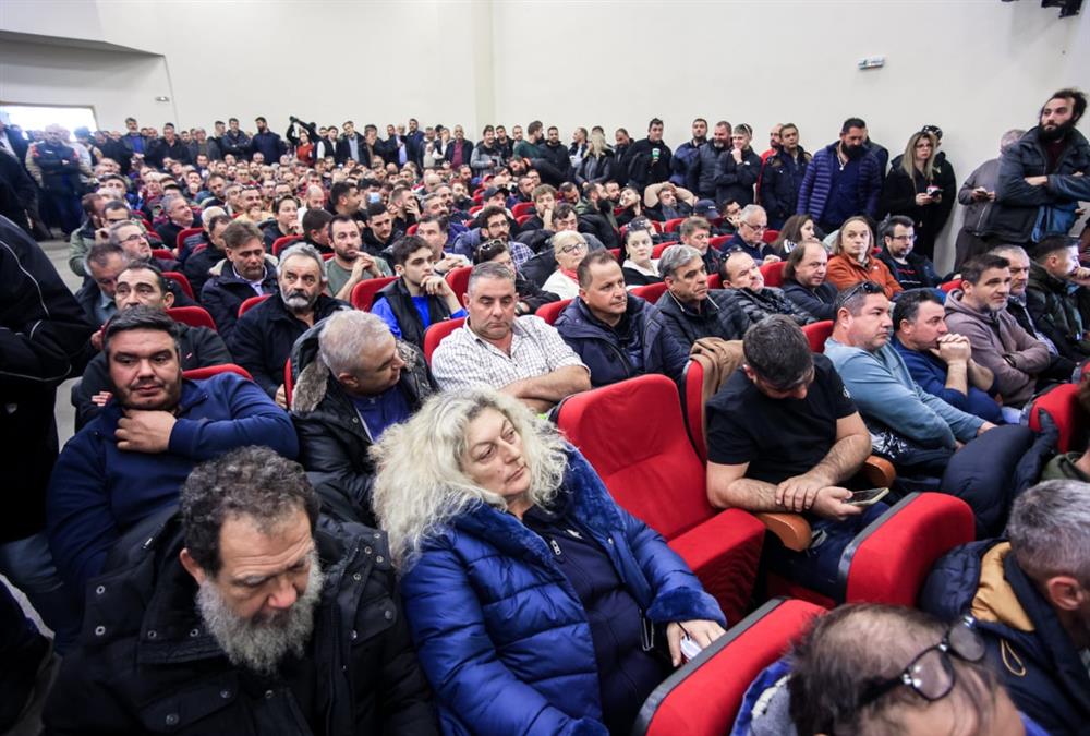 «Ζήτω τα τρακτέρ, κάτω οι Ferrari»: Κοσμοσυρροή στην πανελλαδική σύσκεψη των αγροτών στη Νίκαια