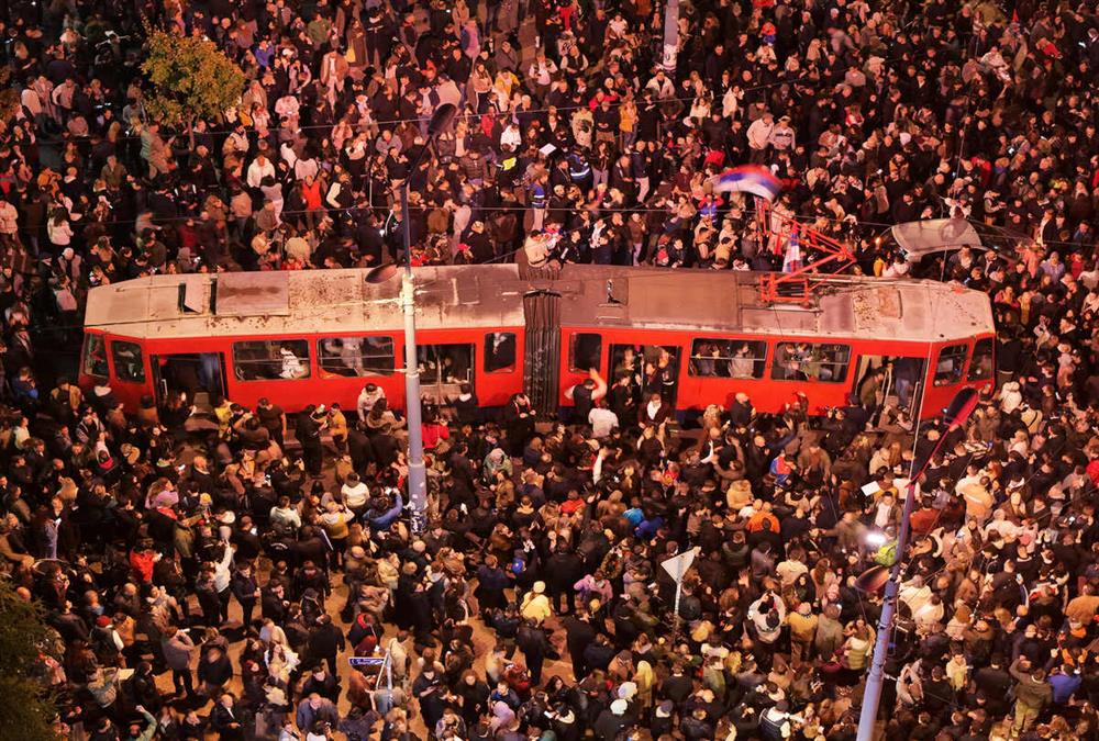 Πάρτι μέχρι το πρωί στη Σερβία για το «τέλος» του Βούτσιτς