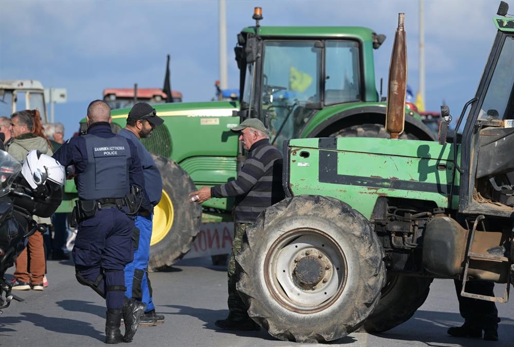 Αγροτικός ξεσηκωμός σε όλη τη χώρα - Επεκτείνονται τα μπλόκα, μεγαλώνει η ένταση